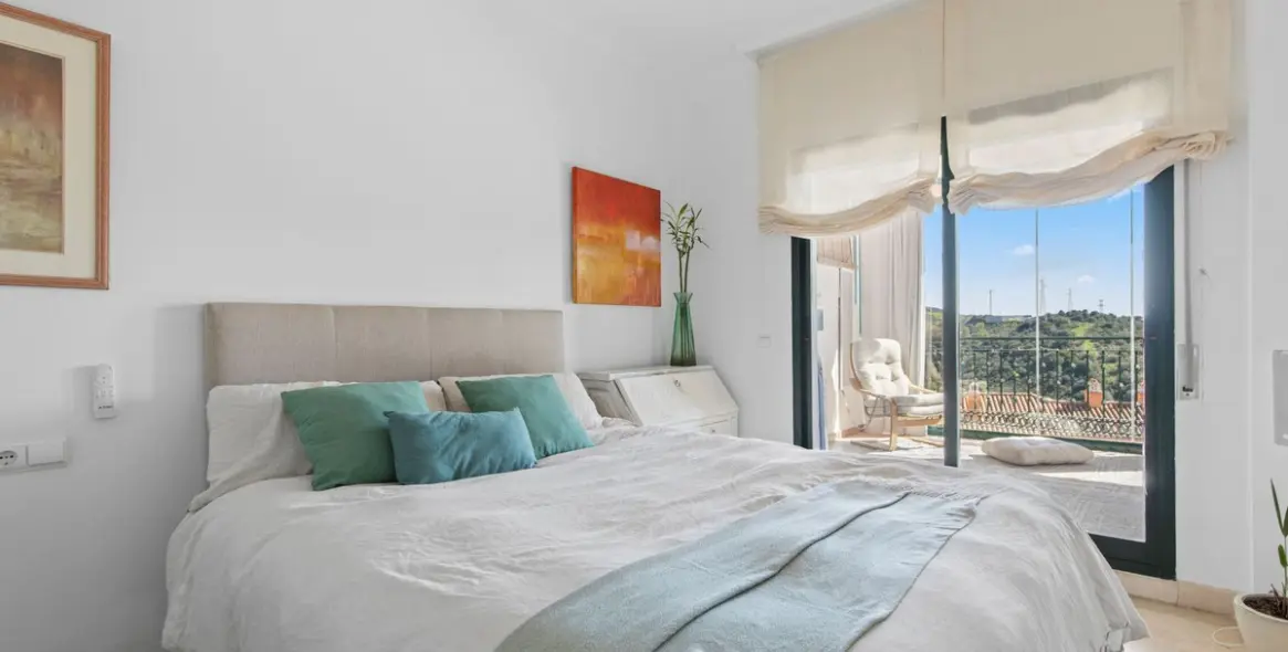 Sale of middle floor apartment in Elviria 13