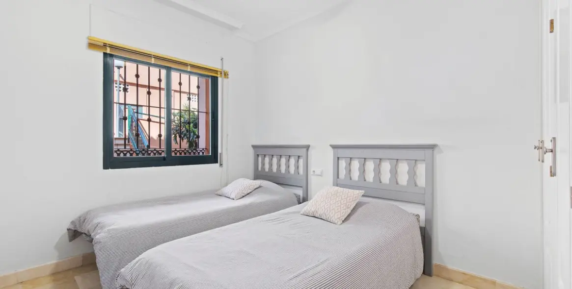 Sale of middle floor apartment in Elviria 14