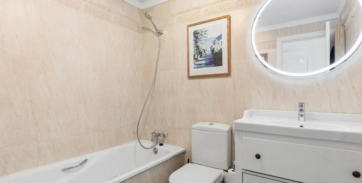 Sale of middle floor apartment in Elviria 15