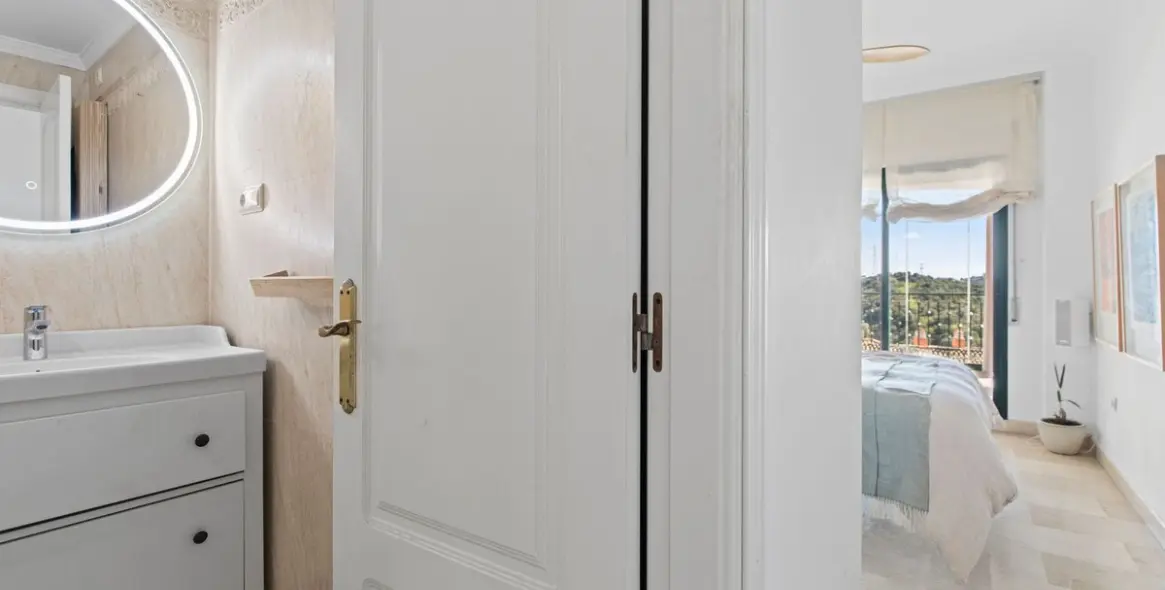 Sale of middle floor apartment in Elviria 16