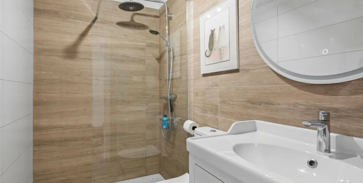 Sale of middle floor apartment in Elviria 17