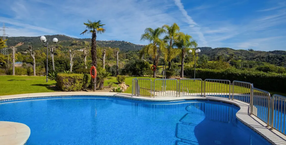 Sale of middle floor apartment in Elviria 19