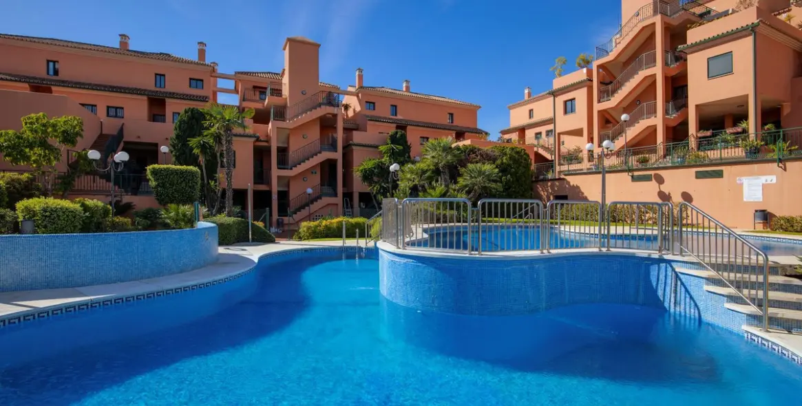 Sale of middle floor apartment in Elviria 20