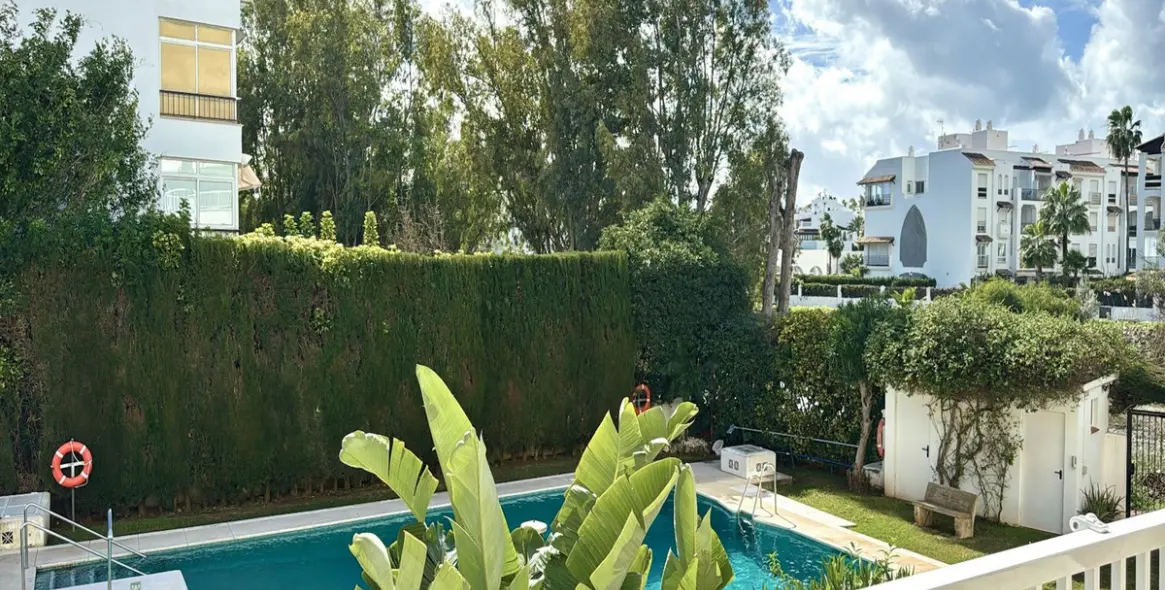 Venta de apartamento en planta media en Marbella 1
