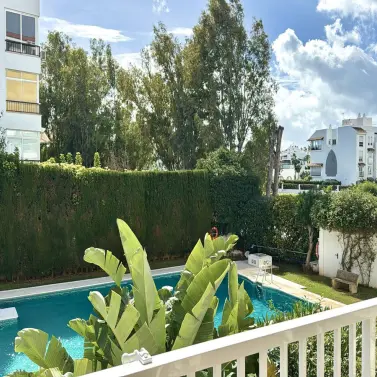 Venta de apartamento en planta media en Marbella