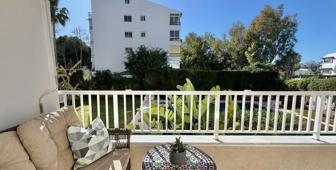 Venta de apartamento en planta media en Marbella 2