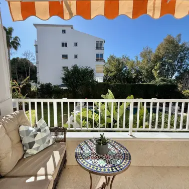 Venta de apartamento en planta media en Marbella