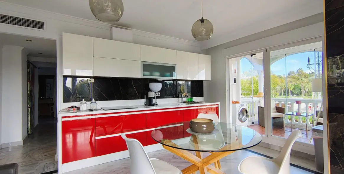 Venta de apartamento en planta media en Nueva Andalucía 1
