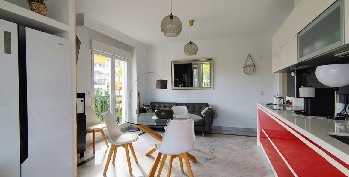Venta de apartamento en planta media en Nueva Andalucía 2