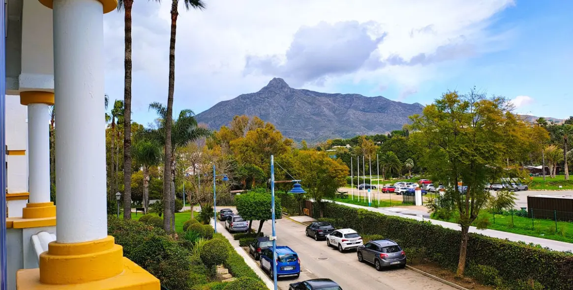 Venta de apartamento en planta media en Nueva Andalucía 28