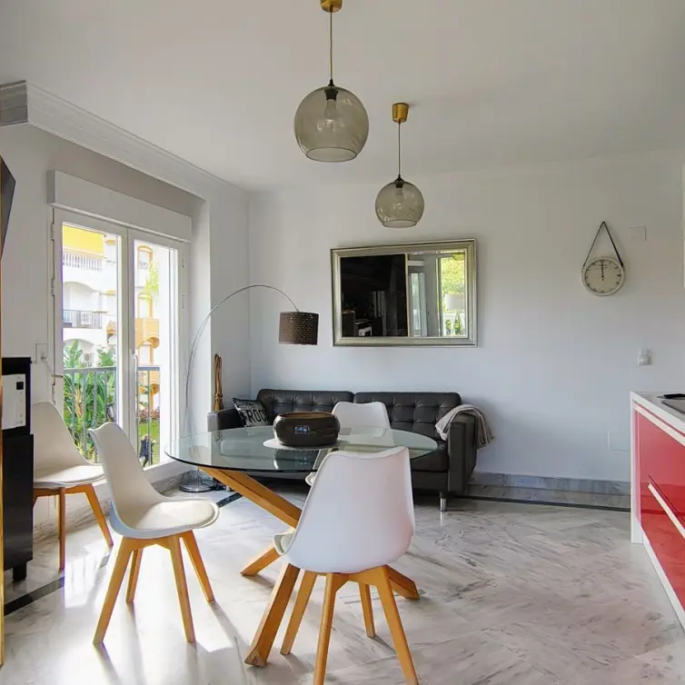 Sale of middle floor apartment in Nueva Andalucía