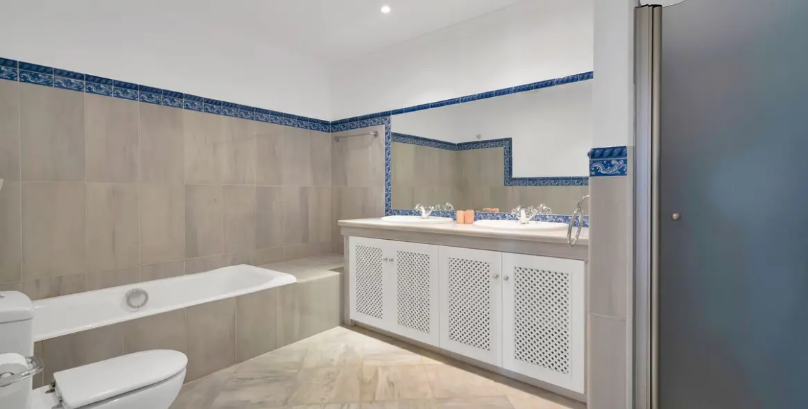 Venta de adosado en Benahavís 18