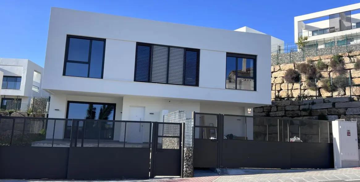 Продажа дома на две семьи в Riviera del Sol 1