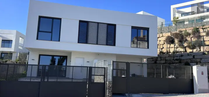 Продажа дома на две семьи в Riviera del Sol 0