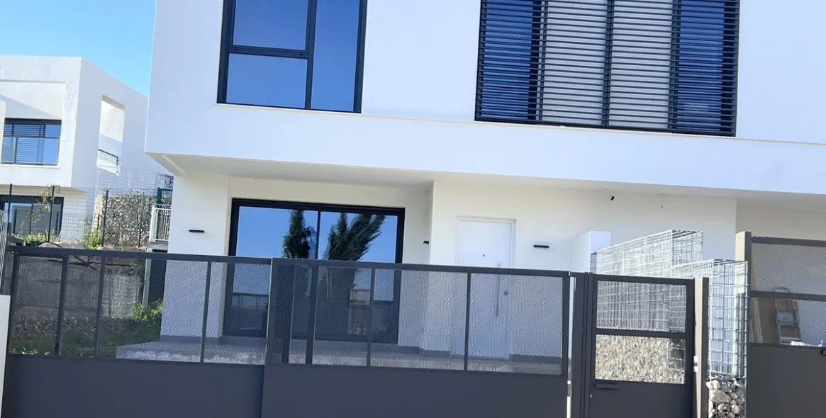 Продажа дома на две семьи в Riviera del Sol 2