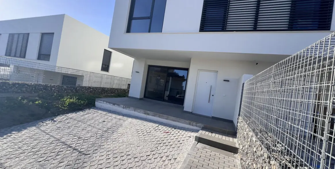 Продажа дома на две семьи в Riviera del Sol 3