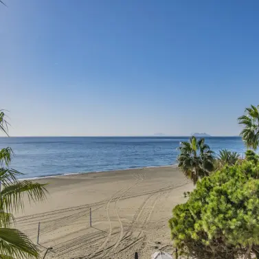 Sale of middle floor apartment in Estepona