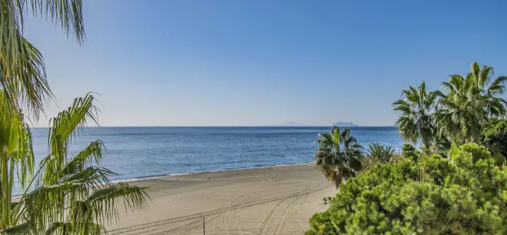 Sale of middle floor apartment in Estepona 0