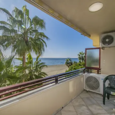 Sale of middle floor apartment in Estepona