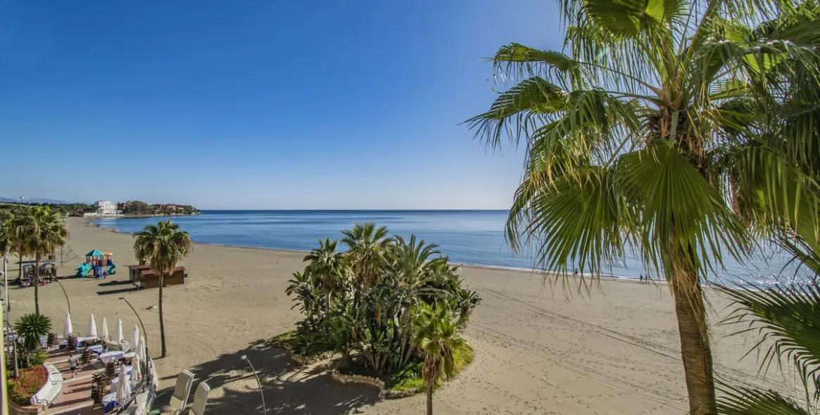 Продажа апартаментов на среднем этаже в Estepona 4