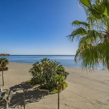 Sale of middle floor apartment in Estepona