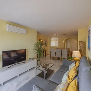 Sale of middle floor apartment in Estepona