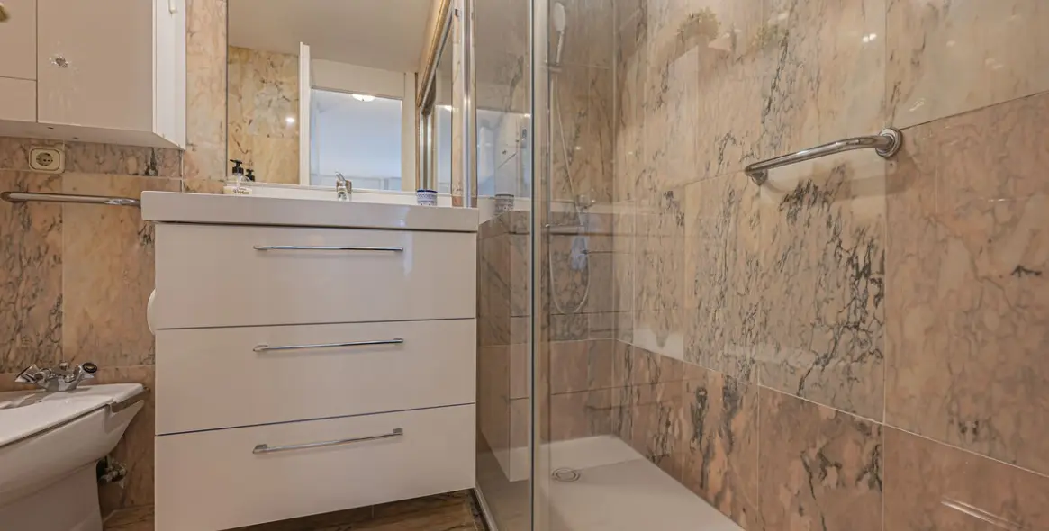 Продажа апартаментов на среднем этаже в Estepona 13