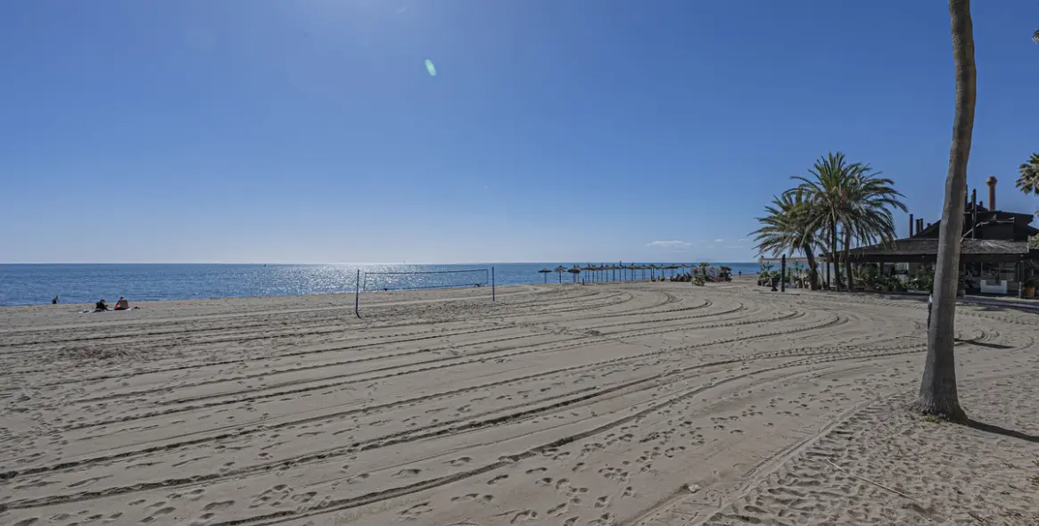 Sale of middle floor apartment in Estepona 21