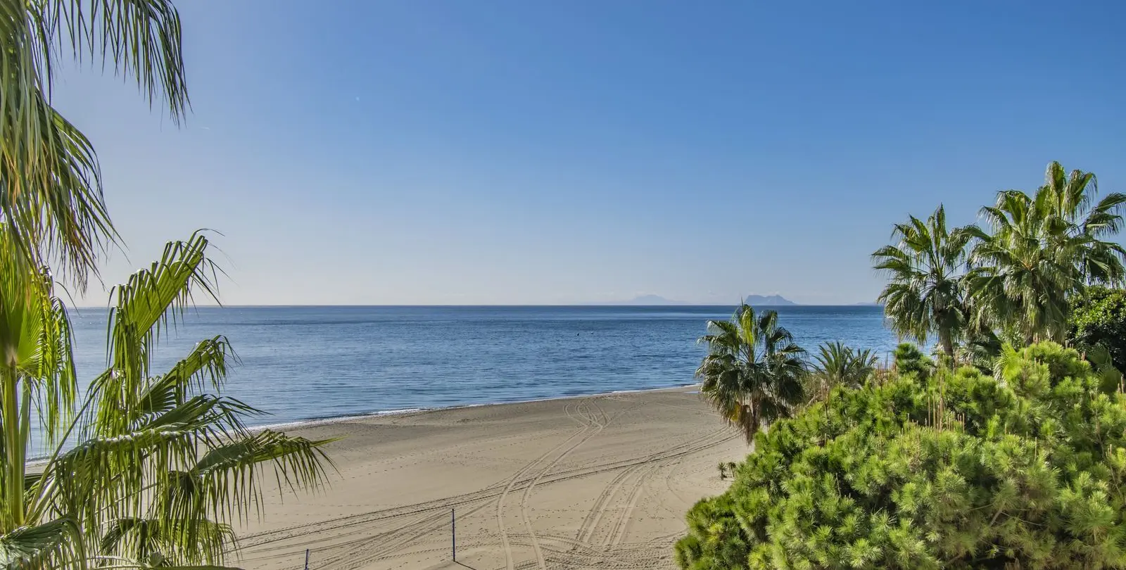 Venta de apartamento en planta media en Estepona 1