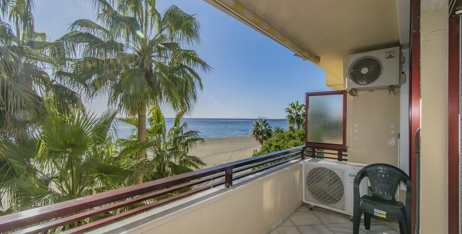 Venta de apartamento en planta media en Estepona 2
