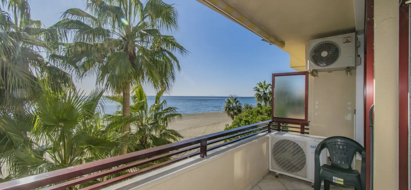 Venta de apartamento en planta media en Estepona 1