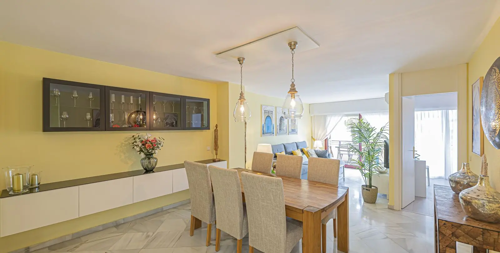 Venta de apartamento en planta media en Estepona 3