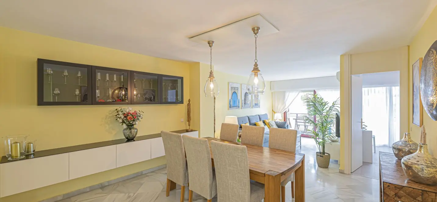 Venta de apartamento en planta media en Estepona 2