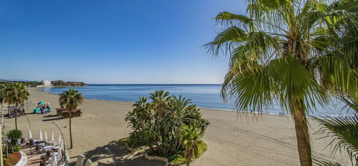 Venta de apartamento en planta media en Estepona 3