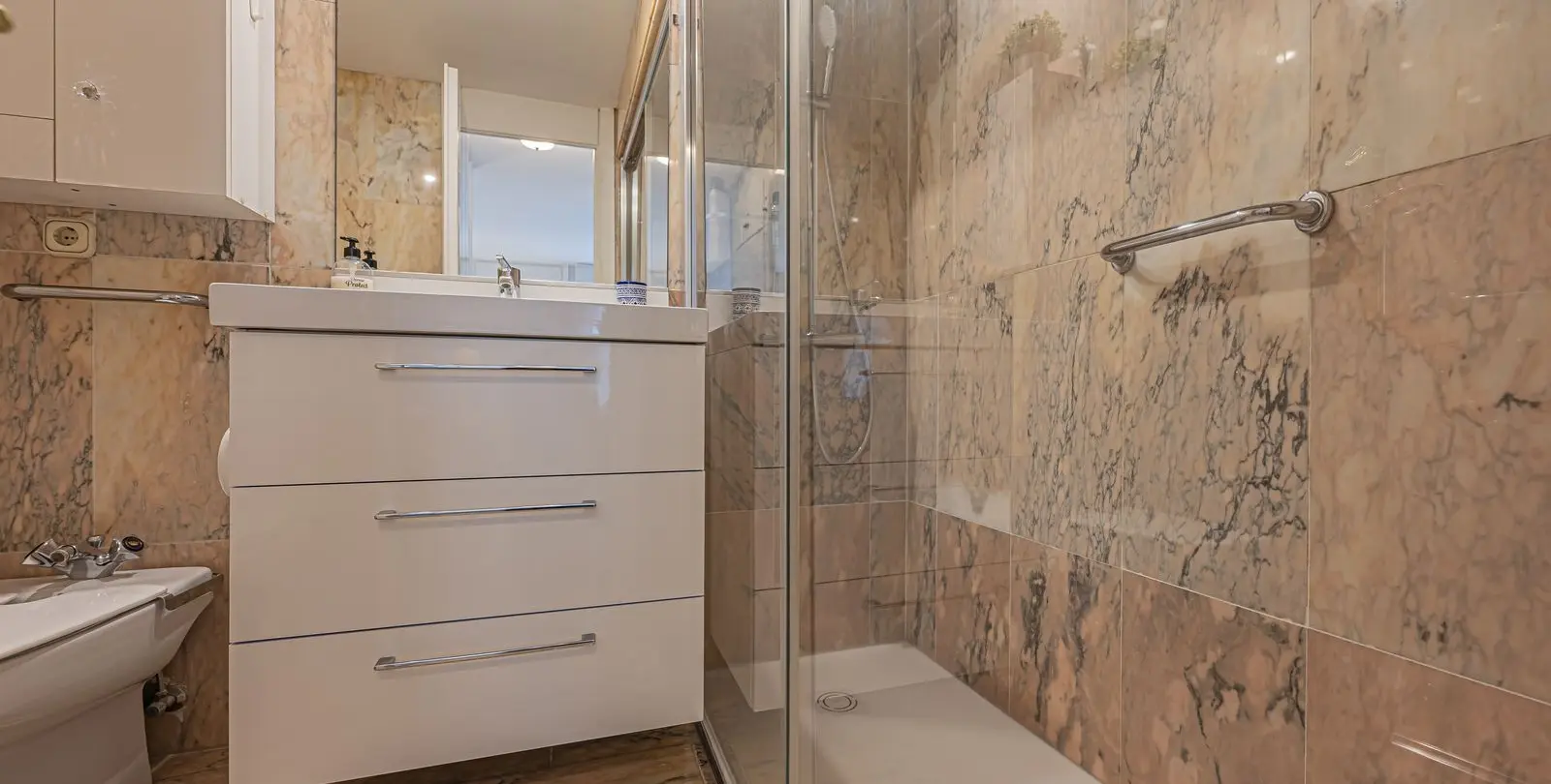 Venta de apartamento en planta media en Estepona 13