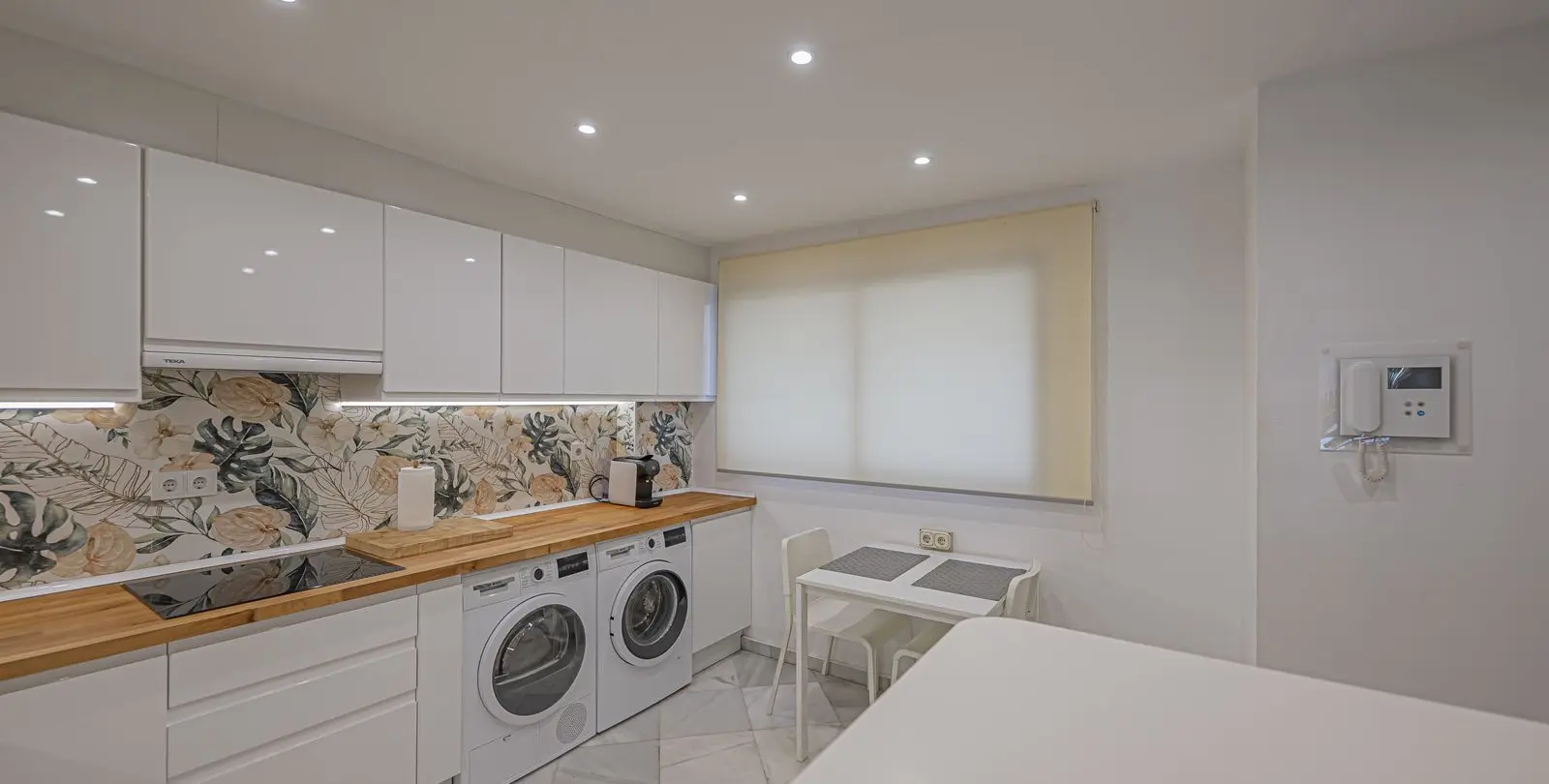 Venta de apartamento en planta media en Estepona 16