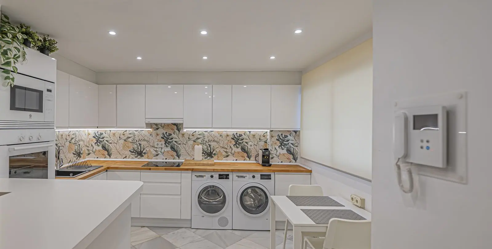 Venta de apartamento en planta media en Estepona 18