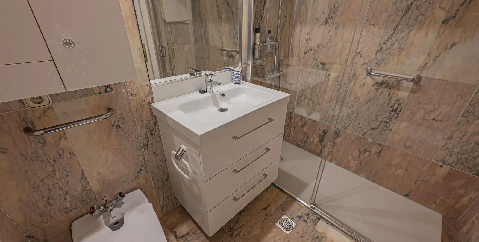 Venta de apartamento en planta media en Estepona 19