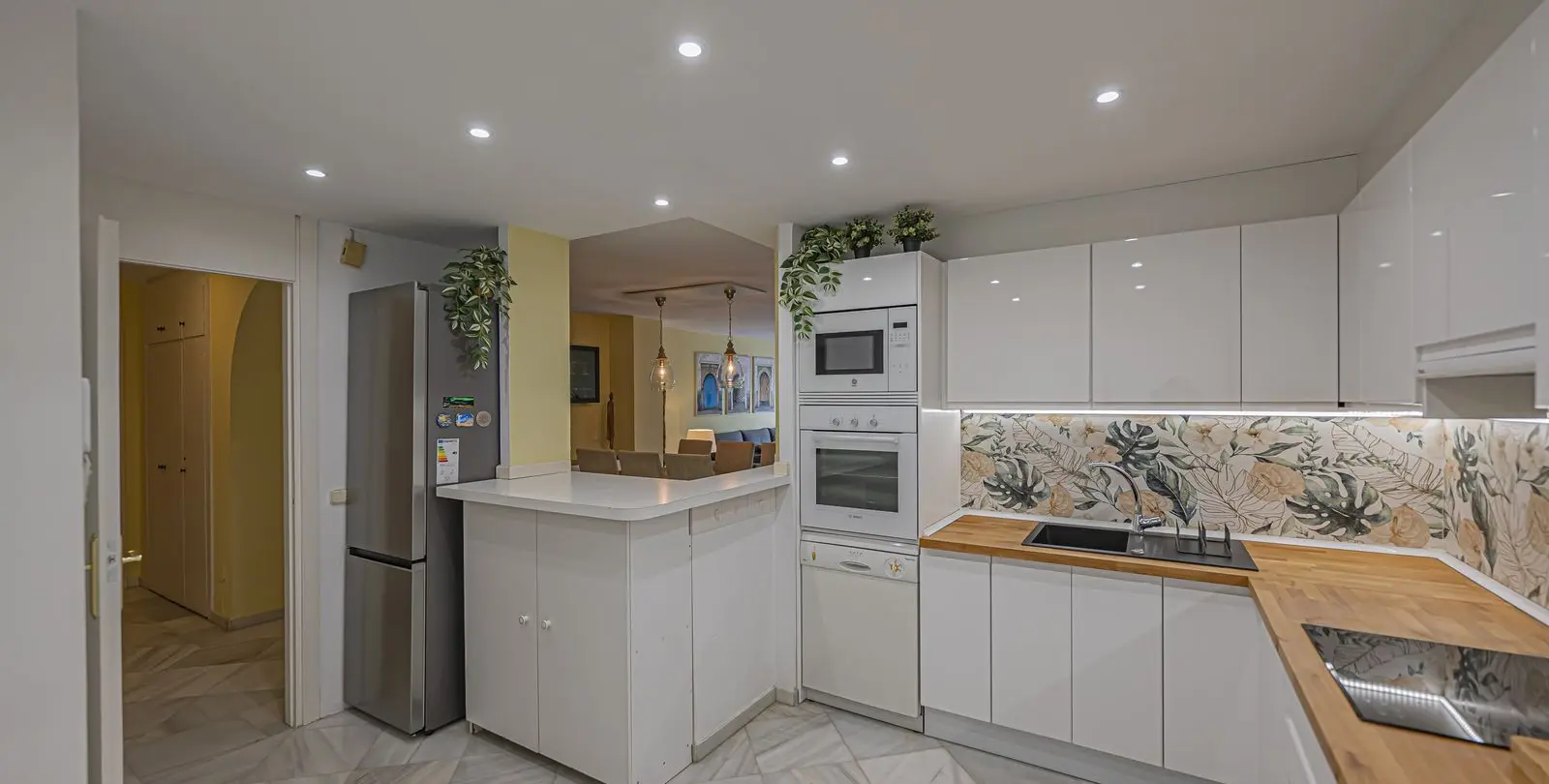 Venta de apartamento en planta media en Estepona 20
