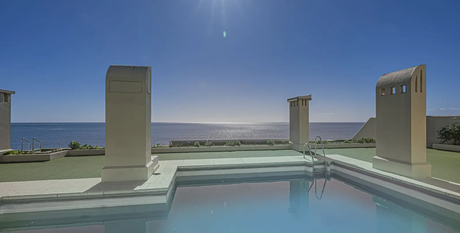 Venta de apartamento en planta media en Estepona 22