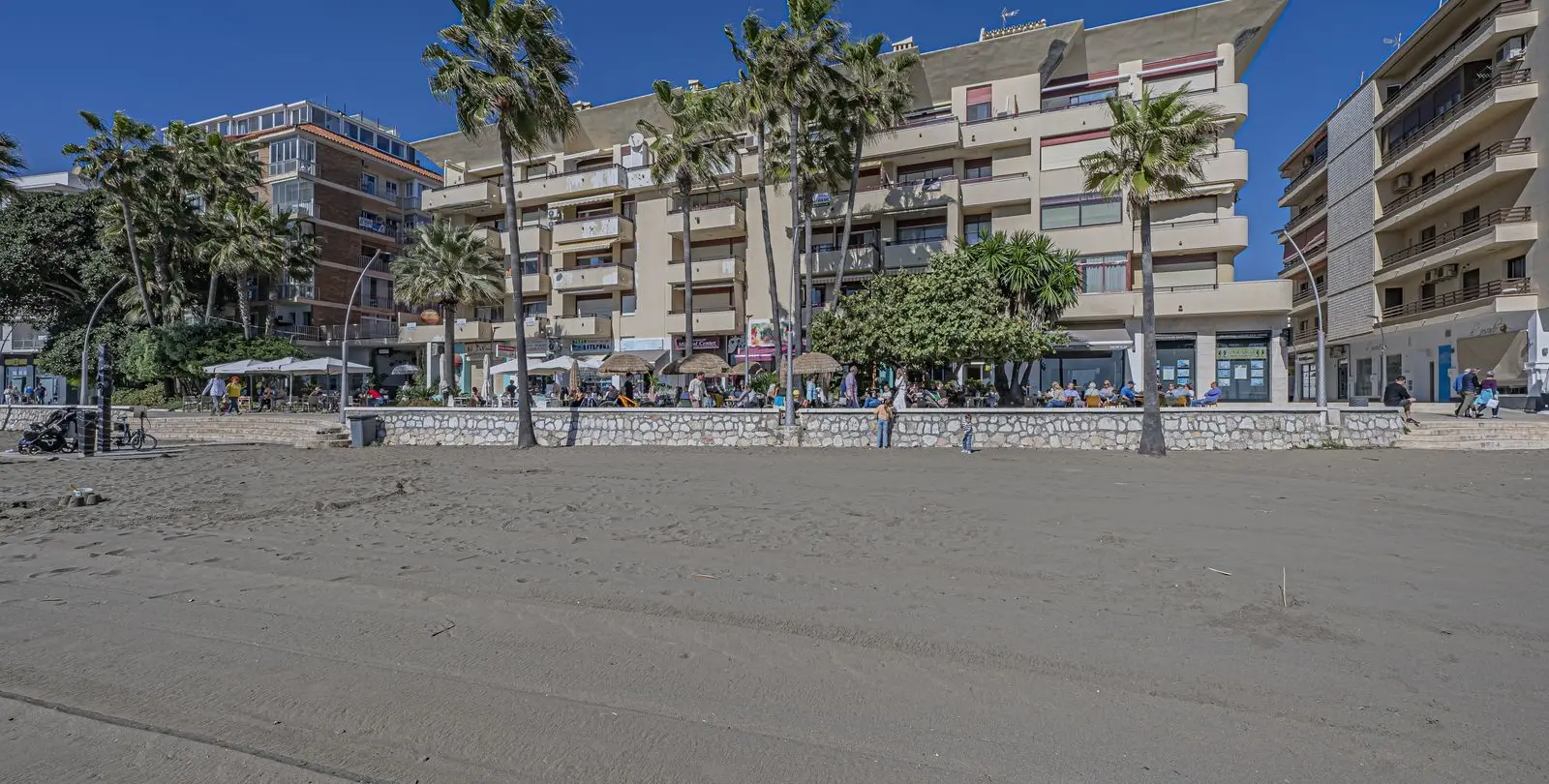 Venta de apartamento en planta media en Estepona 25