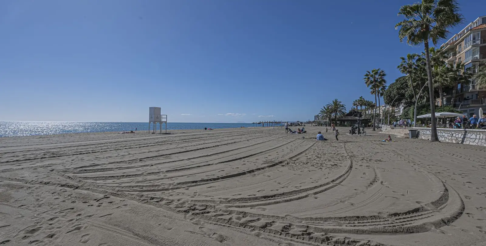 Venta de apartamento en planta media en Estepona 26