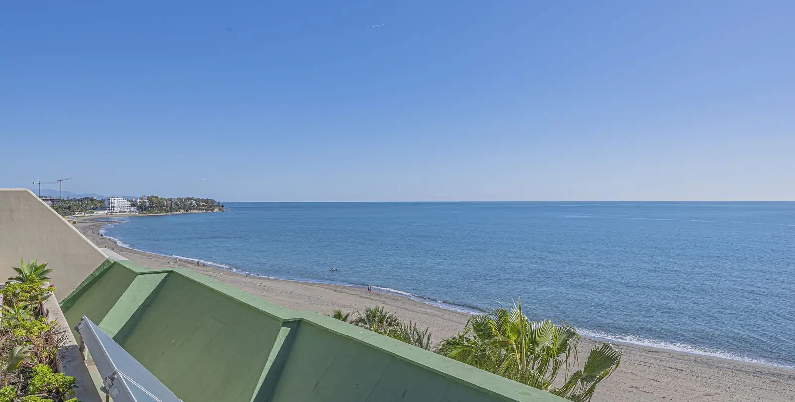 Venta de apartamento en planta media en Estepona 27