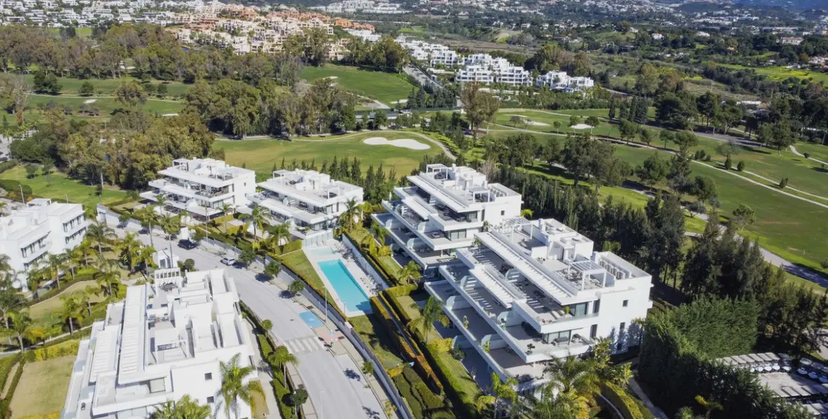 Продажа апартаментов на среднем этаже в New Golden Mile 1