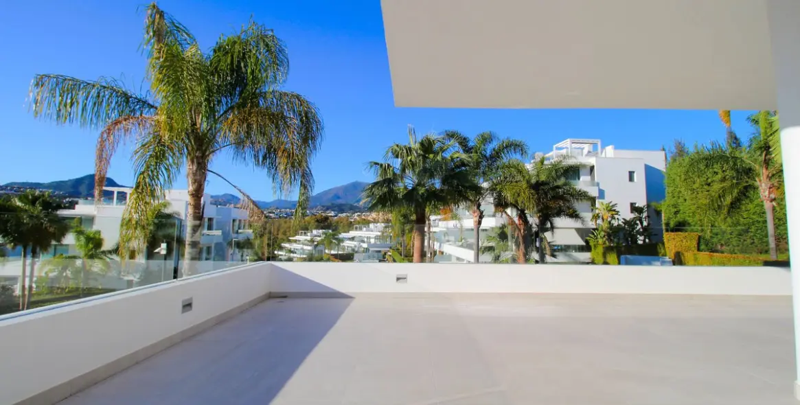 Продажа апартаментов на среднем этаже в New Golden Mile 2