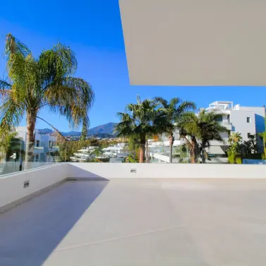 Sale of middle floor apartment in New Golden Mile