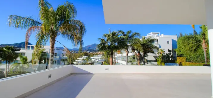 Sale of middle floor apartment in New Golden Mile 1