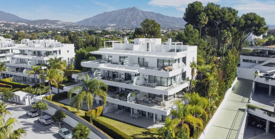 Продажа апартаментов на среднем этаже в New Golden Mile 3