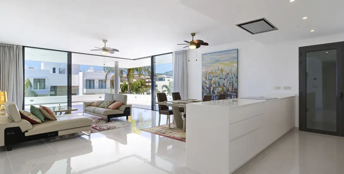 Продажа апартаментов на среднем этаже в New Golden Mile 5