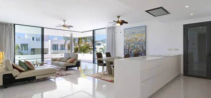 Sale of middle floor apartment in New Golden Mile 4